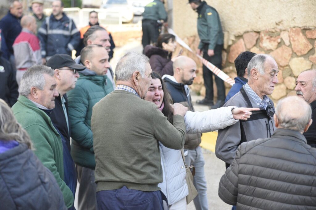 Varias personas observan una zona afectada en Letur, Albacete / Víctor Fernández / Europa Press