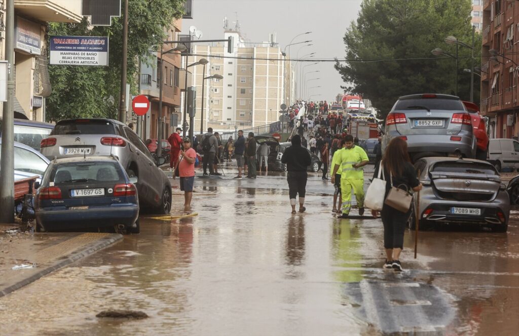 Vehículos destrozados tras el paso de la DANA por el barrio de La Torre de Valencia, a 30 de octubre de 2024, en Valencia, Comunidad Valenciana (España). / Rober Solsona / Europa Press 