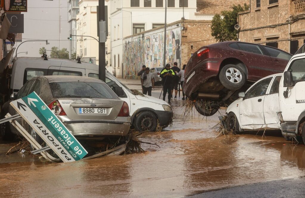 Vehículos destrozados tras el paso de la DANA por el barrio de La Torre de Valencia, a 30 de octubre de 2024, en Valencia, Comunidad Valenciana (España) / Rober Solsona / Europa Press 