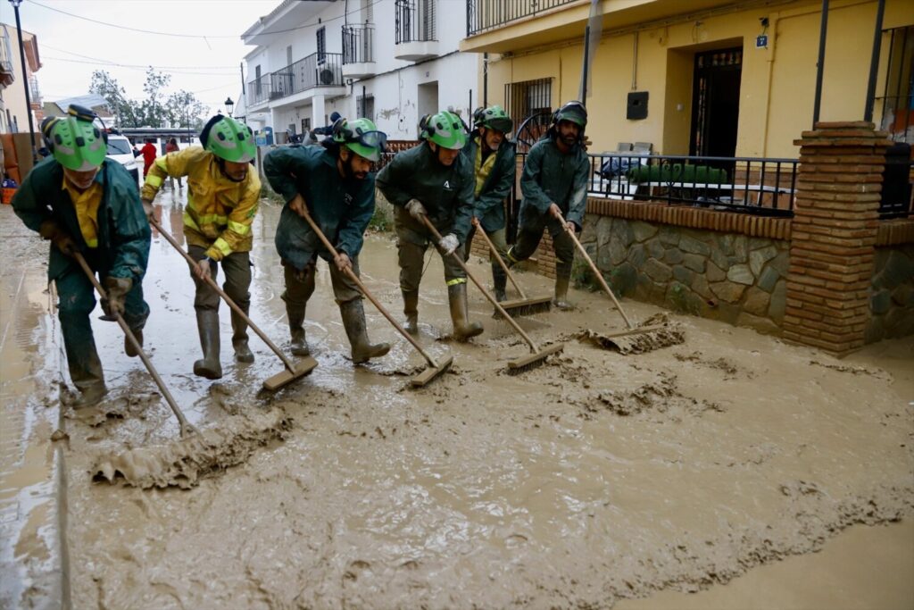 Personal de la Junta de Andalucía hacen labores de limpieza tras el paso del la Dana. A 30 de octubre de 2024, en Málaga, Andalucía (España). La Dana hace estragos en la provincia de Málaga Álex Zea / Europa Press 30/10/2024