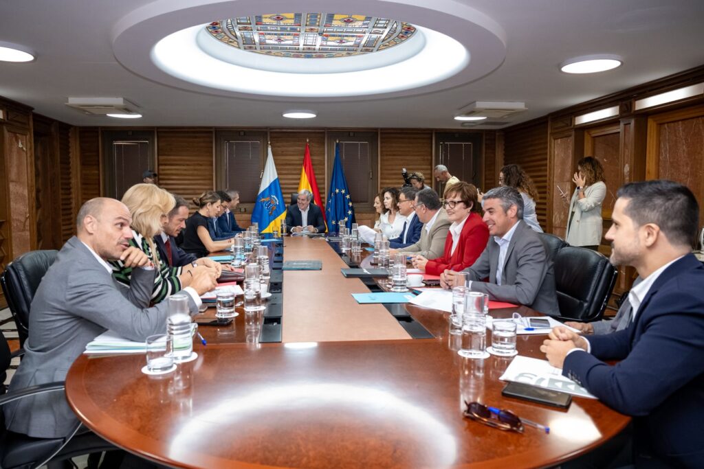 Clavijo confía en avanzar con Montero las transferencias pendientes con Canarias.