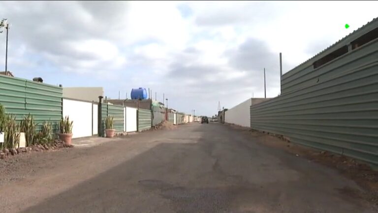 Los vecinos del barrio de Lomo Negro, en Tenerife, reciben las órdenes de desalojo