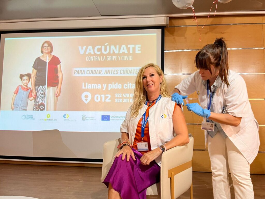 En la imagen, vacunación al personal sanitario. Fotografía: Consejería de SanidadCampaña vacunacion gripe