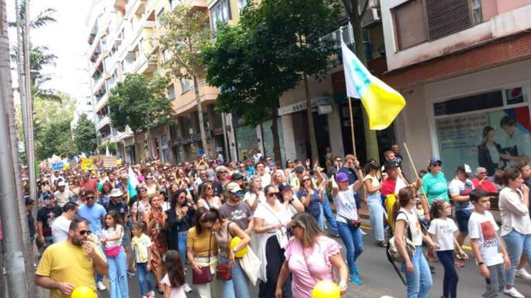 Las protestas contra el turismo masivo en Canarias se reanudan en los principales núcleos turísticos