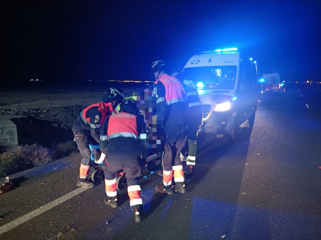 Un hombre herido grave al volcar su turismo en Playa Blanca. Los efectivos de Emergencias atendiendo al afectado por el accidente/ Consorcio de Seguridad y Emergencias de Lanzarote
