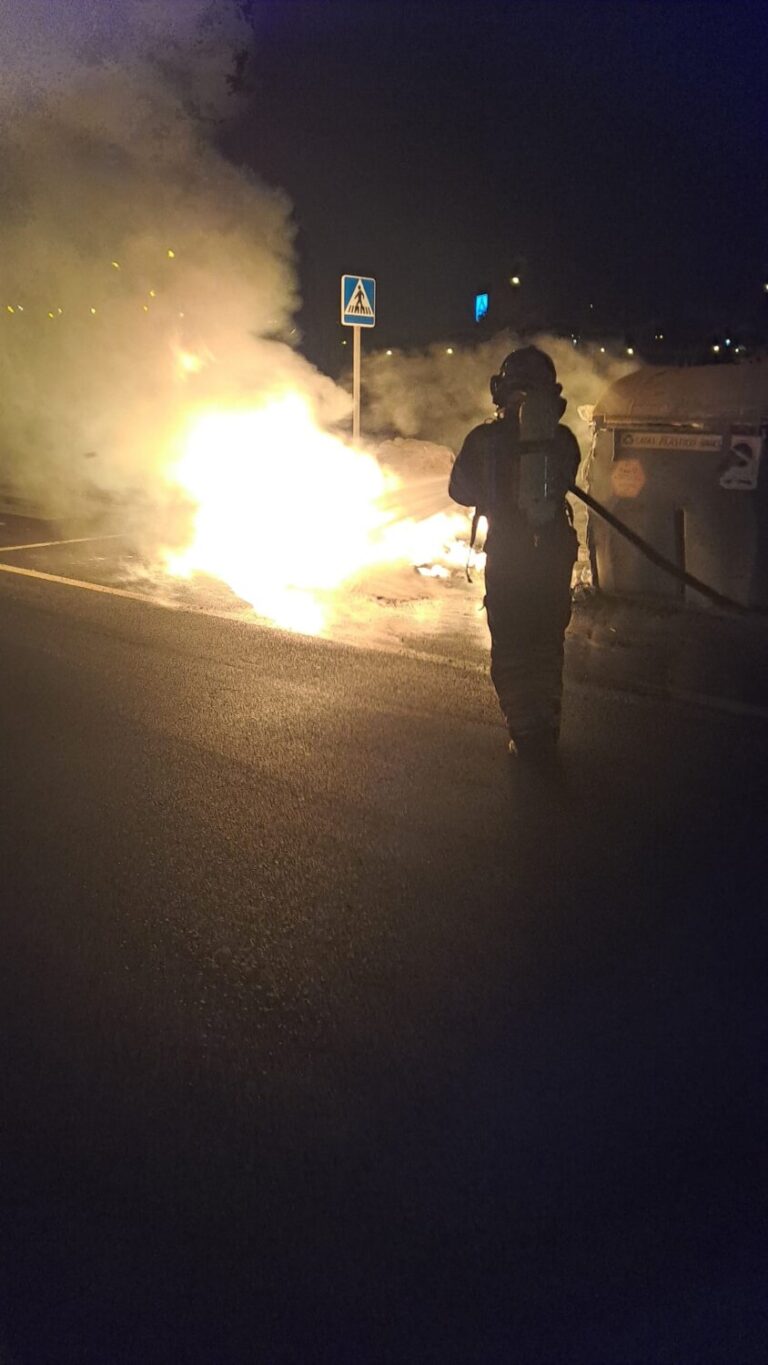 Quemados varios contenedores en Arrecife