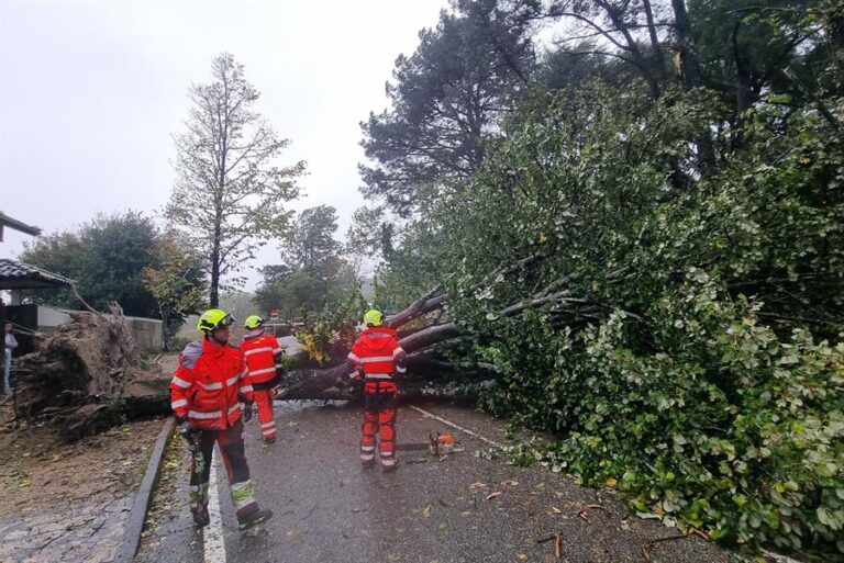Incidencias en Galicia por los restos de Kirk, con viento de hasta 180 kilómetros por hora y mucha lluvia