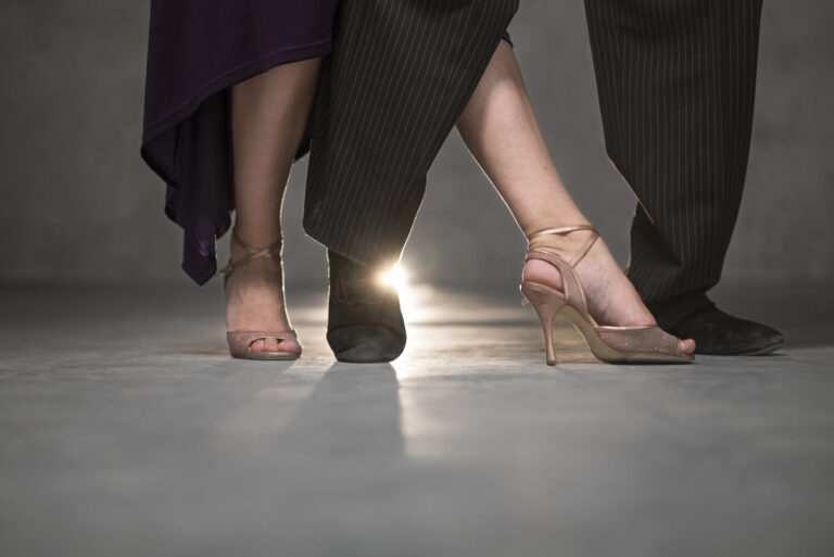 Ratifican un despido por colgar vídeos bailando con tacones estando de baja por juanetes