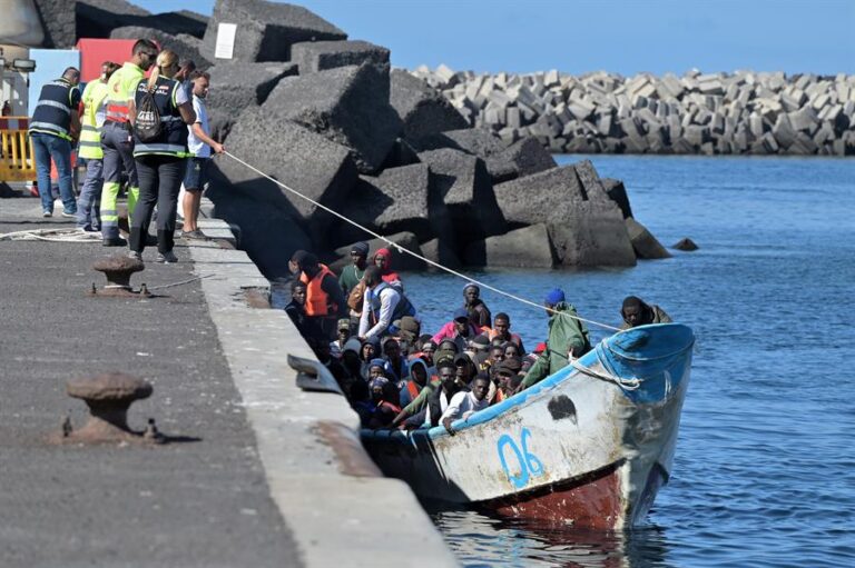 A prisión por matar a ocho migrantes los tres patrones de un cayuco que llegó a El Hierro a finales de 2024