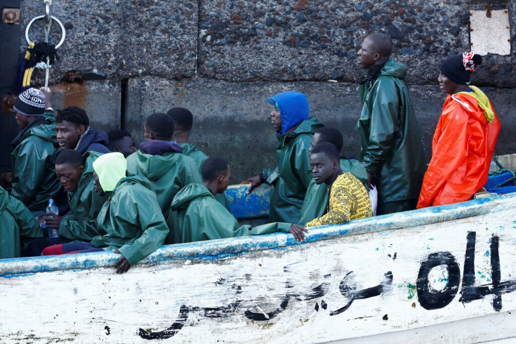 Migrantes en un barco de fibra de vidrio esperan para desembarcar en el puerto de la Restinga en la isla de el Hierro, España, 30 de septiembre de 2024. REUTERS/Borja Suárez