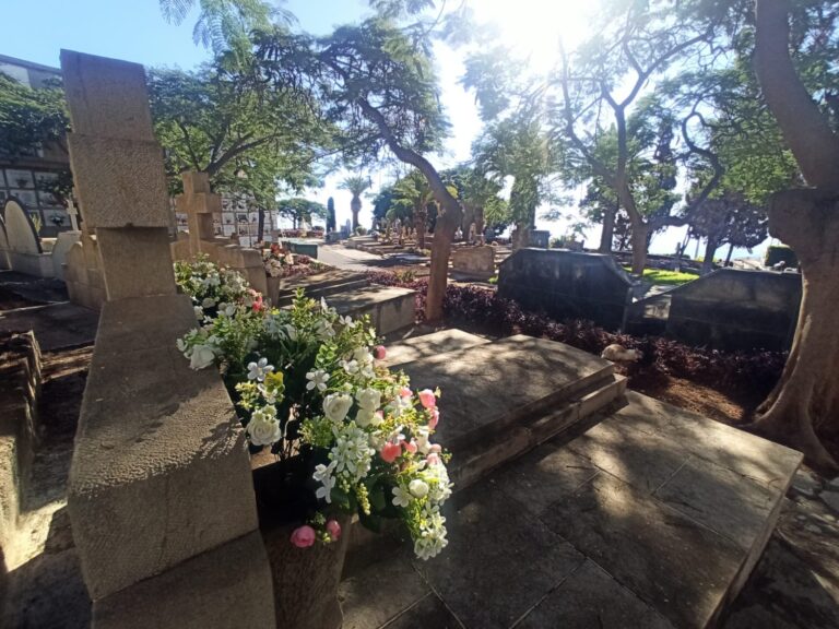 Los cementerios se engalanan en la víspera de Todos los Santos