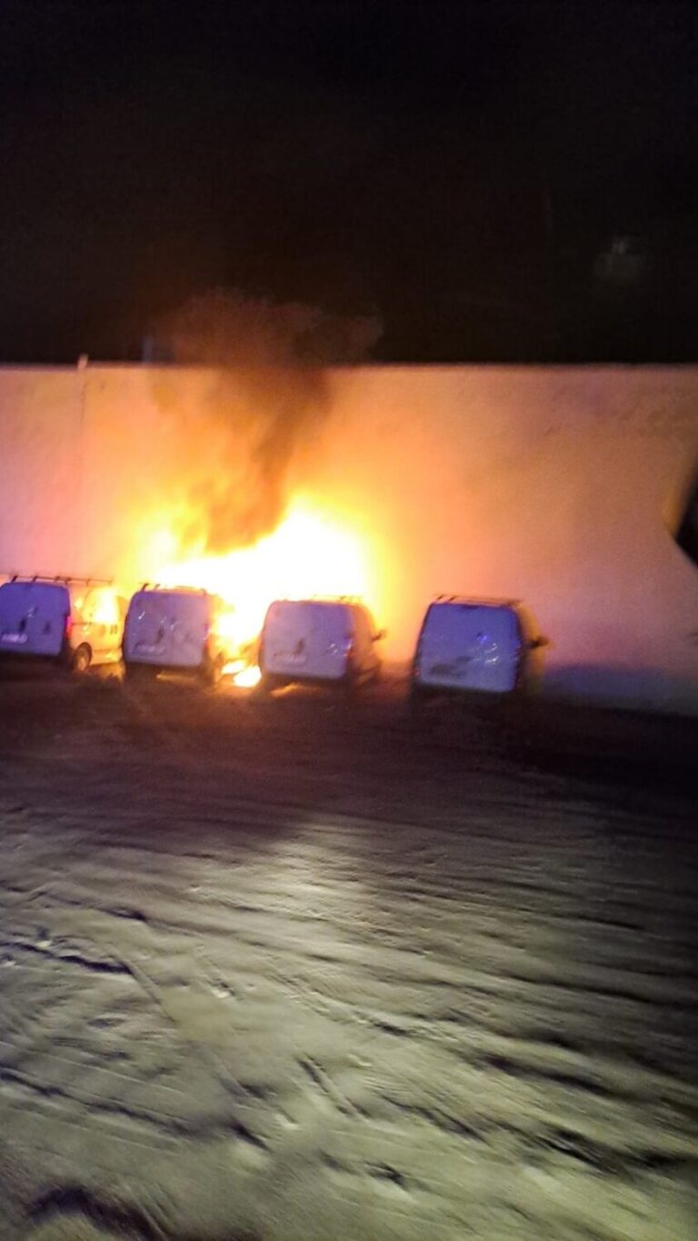 Cuatro vehículos afectados por un incendio en Arrecife