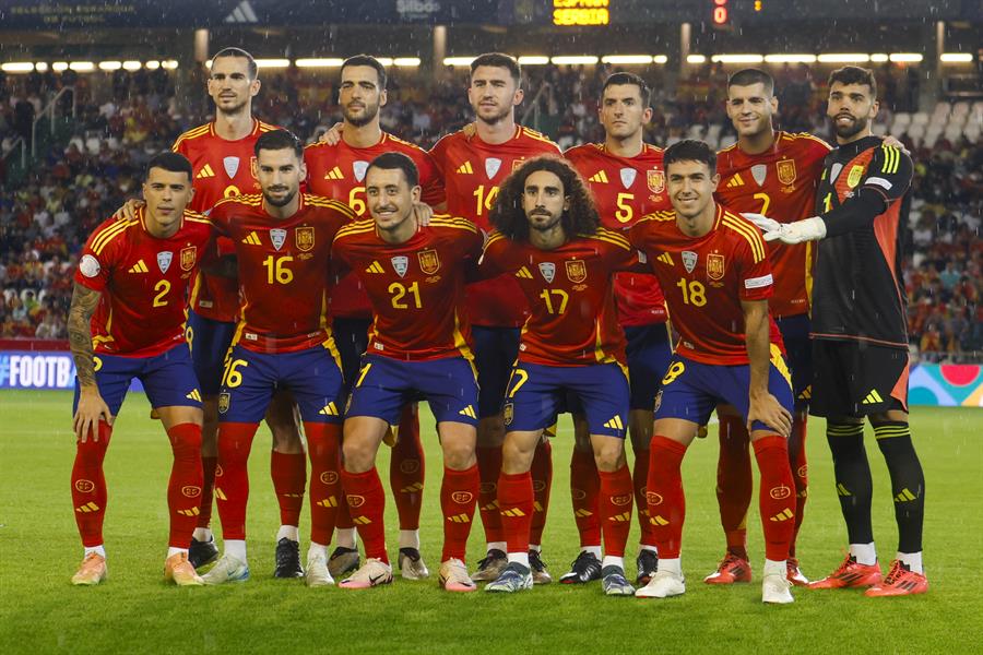 El equipo titular de la selección española posan para los medios gráficos antes del inicio del encuentro correspondiente a la fase de grupos de la Liga de Naciones que disputan hoy martes España y Serbia en el estadio Nuevo Arcangel de Córdoba. EFE / Salas.