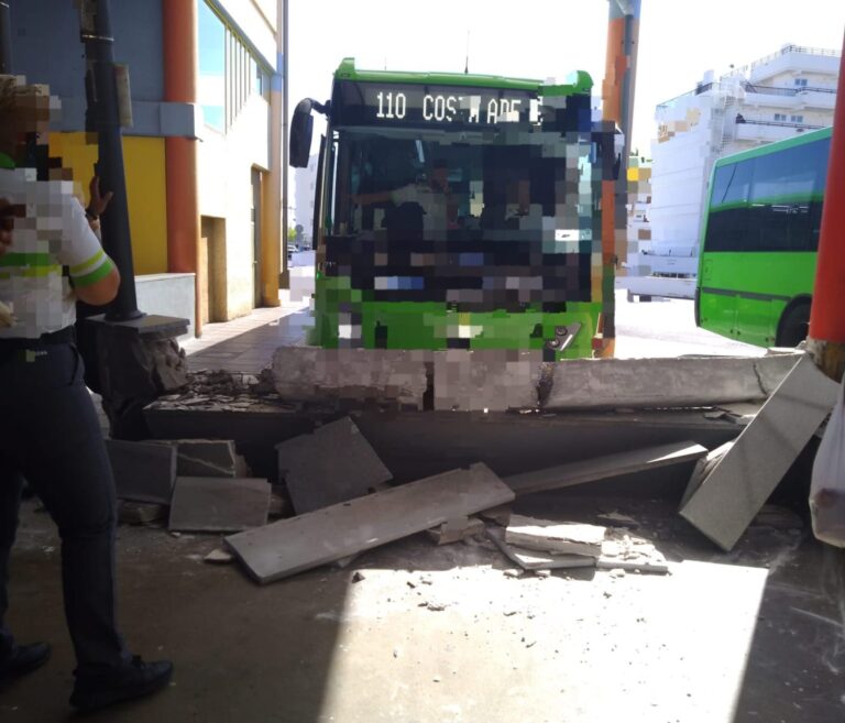 Una guagua de Titsa choca contra un muro en Adeje