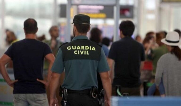 Roba el móvil de una azafata durante un vuelo