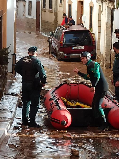 Vista de las actuaciones y trabajos de rescate de la Guardia Civil en Mira (Cuenca), donde una mujer ha fallecido a consecuencia de las inundaciones causadas por la dana, siendo la primera víctima mortal de las lluvias torrenciales en Castilla-La Mancha.-EFE/ Guardia Civil 