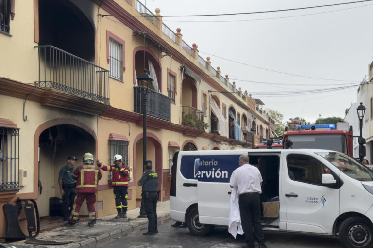 Mueren cuatro miembros de una familia en el incendio de una vivienda en Sevilla