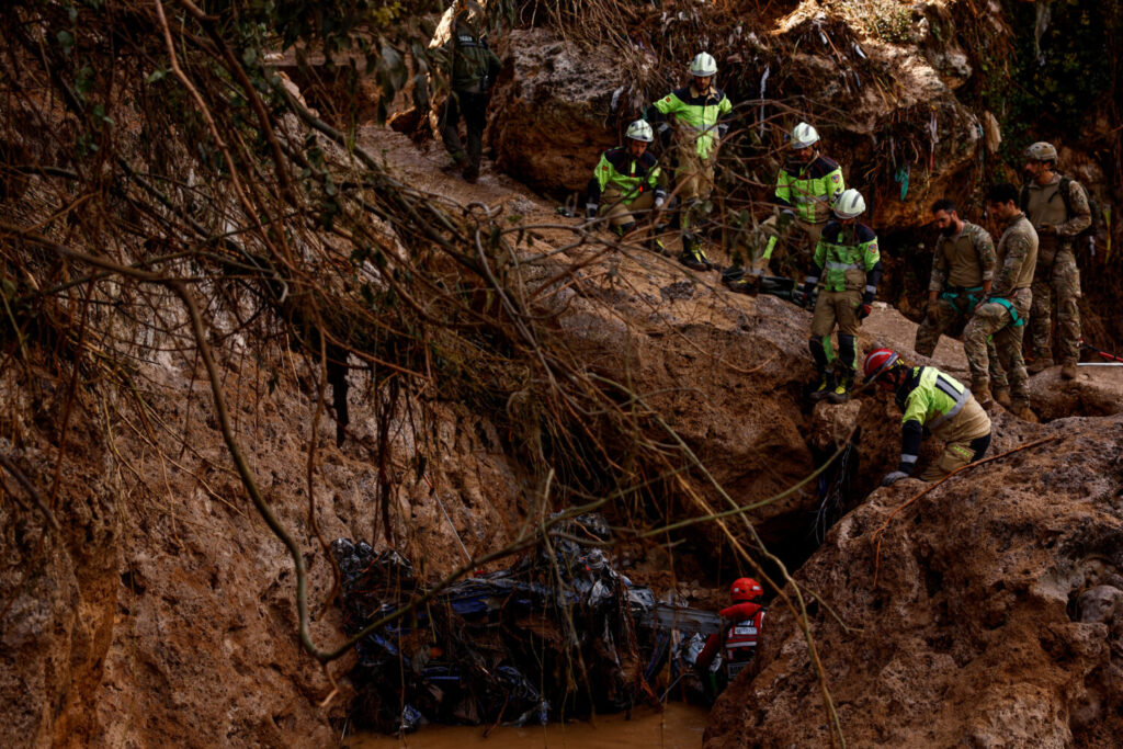 El personal de emergencia trabaja en una zona inundada en Letur/REUTERS/Susana Vera