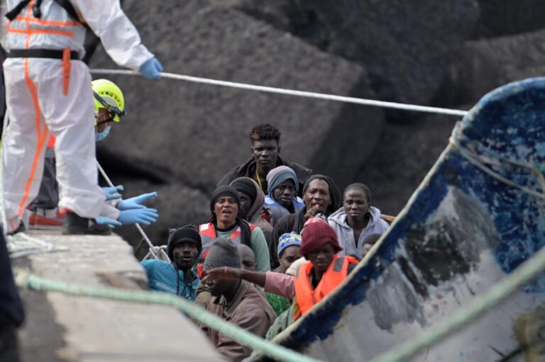Llegan dos cayucos a El Hierro con 146 migrantes a bordo