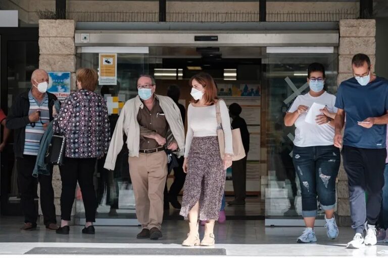 Plan gripe 2025: vuelven las mascarillas en los hospitales y se refuerza el teletrabajo