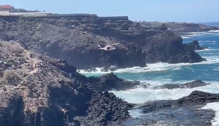 Muere una mujer tras un golpe de mar en Bajamar (Tenerife)