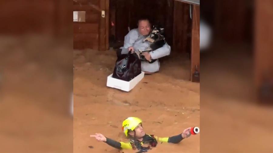 Captura de un video facilitado por la UME del rescate de una mujer con sus mascotas de su casa de madera en Utiel (Valencia) inundada por la dana. EFE/UME 