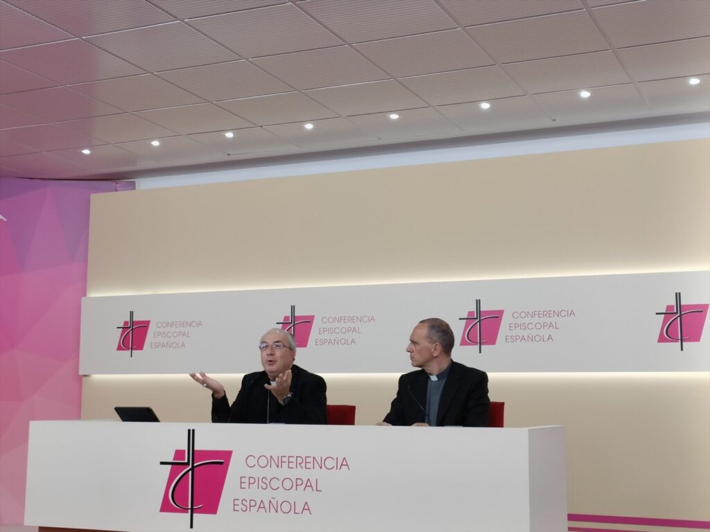 El Papa no ha decidido aún si viaja a Canarias por la crisis migratoria. Imagen: El secretario general y portavoz de la CEE, César García Magán, en una rueda de prensa. Europa Press