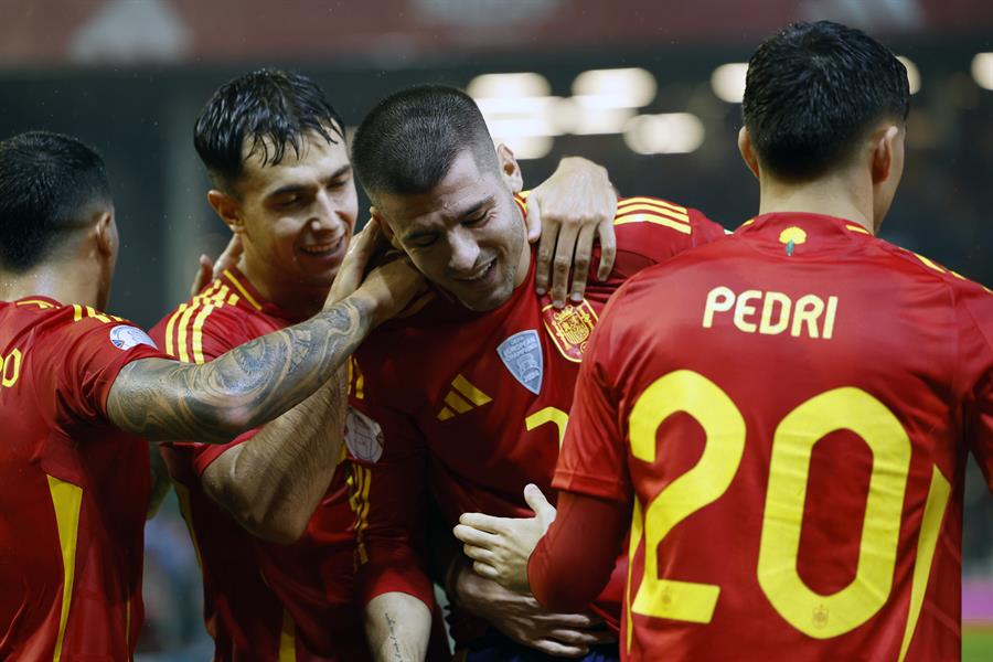 El delantero de la selección española Álvaro Morata (2d) celebra su gol, segundo del equipo, durante el partido correspondiente a la fase de grupos de la Liga de Naciones que las selecciones de España y Serbia disputan este martes en el estadio Nuevo Arcángel, en Córdoba. EFE/Julio Muñoz