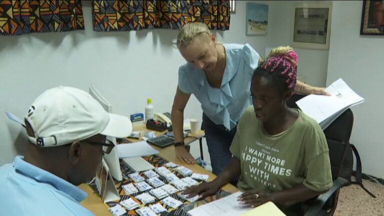 La comunidad senegalesa en Canarias tramita sus pasaportes