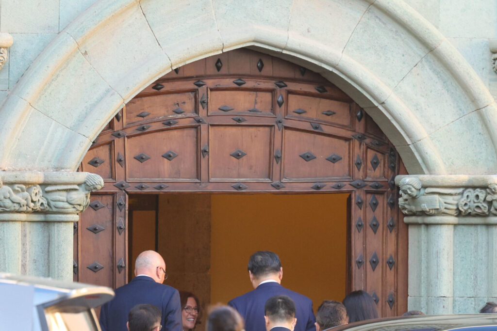 El presidente de la República Popular China, Xi Jinping (c), a su llegada este miércoles a la Casa Museo de Colón de Las Palmas de Gran Canaria, donde se encuentra en vista privada en una escala de su viaje a Perú para asistir a la cumbre de líderes del Foro de Cooperación Económica de Asia-Pacífico/EFE