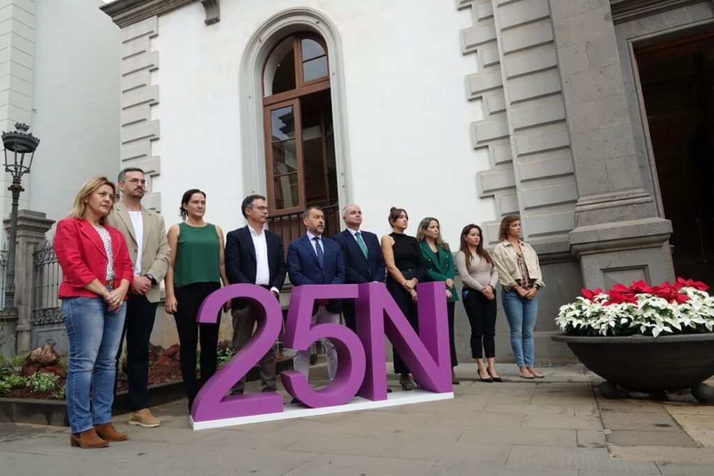 El ayuntamiento de Santa Cruz de Tenerife conmemora el 25N