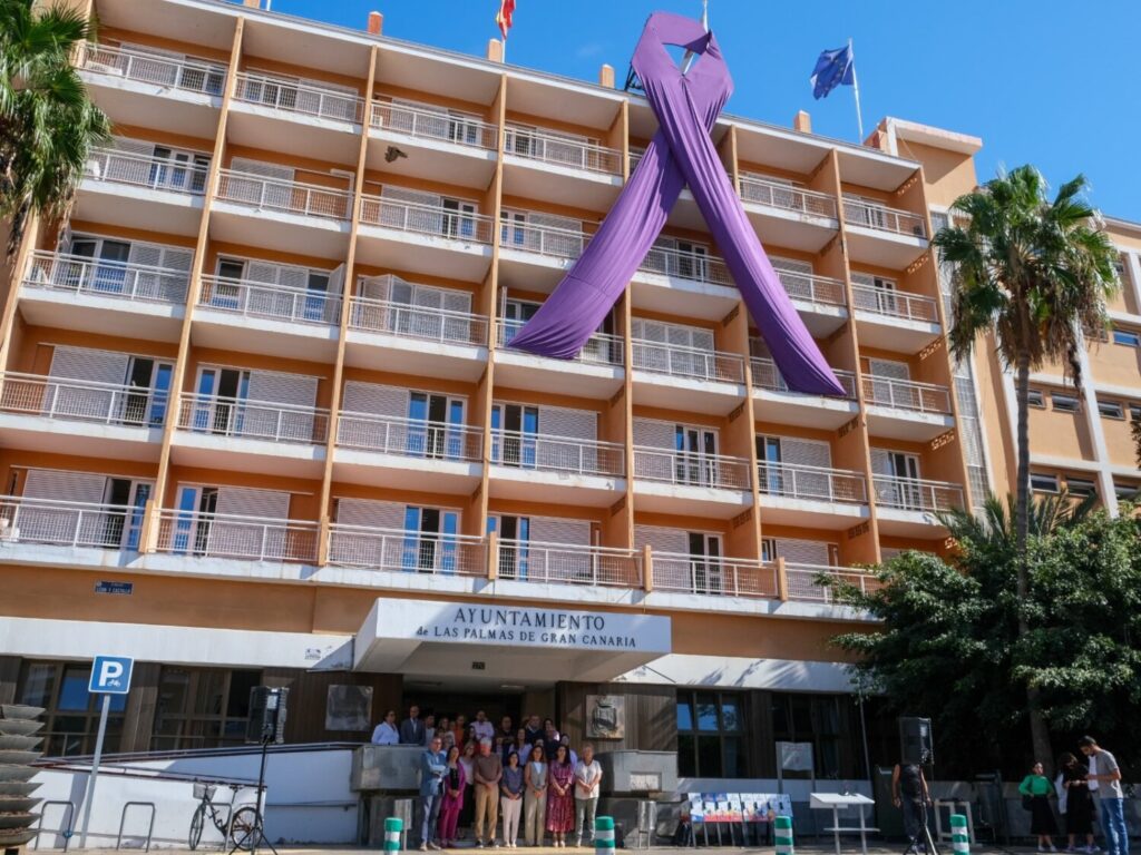 El ayuntamiento de Las Palmas de Gran Canaria guarda un minuto de silencio por las víctimas de violencia machista este 25N