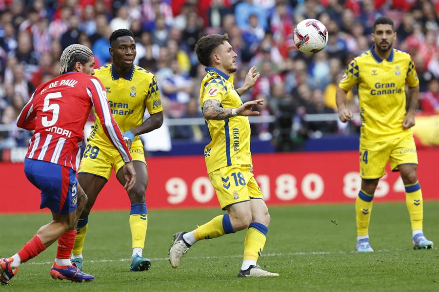 El defensa del Atlético de Madrid Rodrigo de Paul (i) y el centrocampista de Las Palmas Víctor Álvarez 'Viti. Imagen EFE