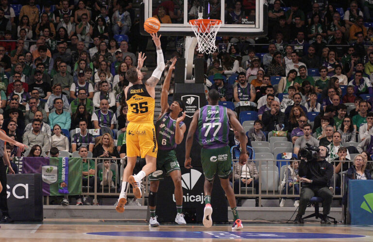 84-81 | Unicaja remonta un gran partido de La Laguna Tenerife y refuerza su liderato en la Liga Endesa