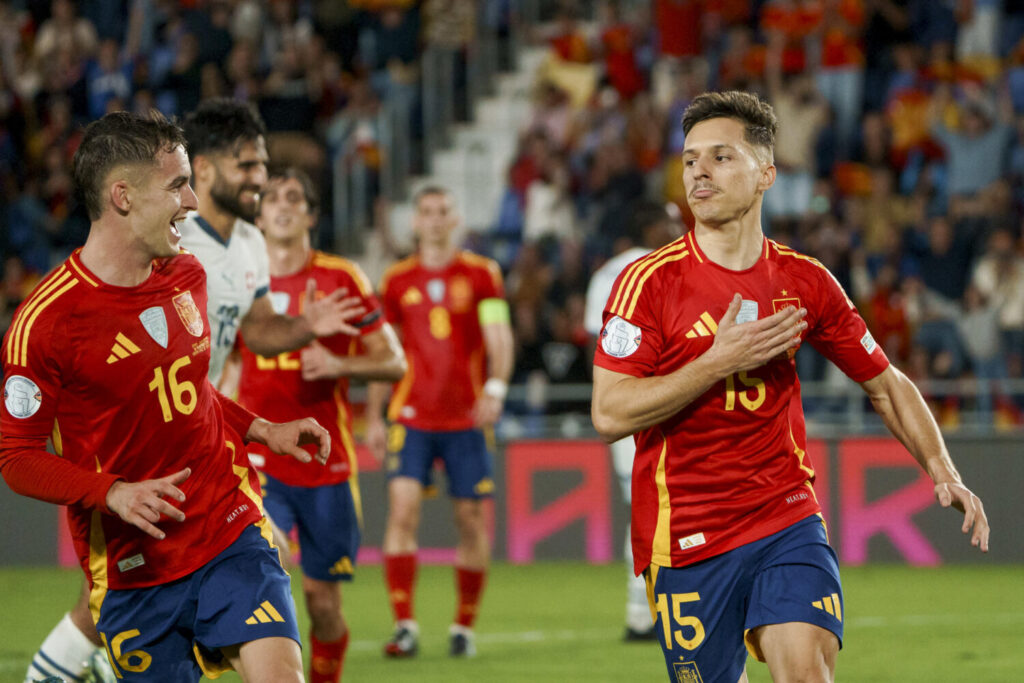 España – Suiza en el Heliodoro Rodríguez López. SANTA CRUZ DE TENERIFE, 18/11/2024.- El centrocampista de la selección española Bryan Zaragoza (d) celebra su gol, tercero de España, durante el encuentro de la sexta jornada de la Liga de Naciones de la UEFA que los combinados nacionales de España y Suiza disputan este lunes en el estadio Heliodoro Rodríguez López de Santa Cruz de Tenerife. EFE/Ramón de la Rocha