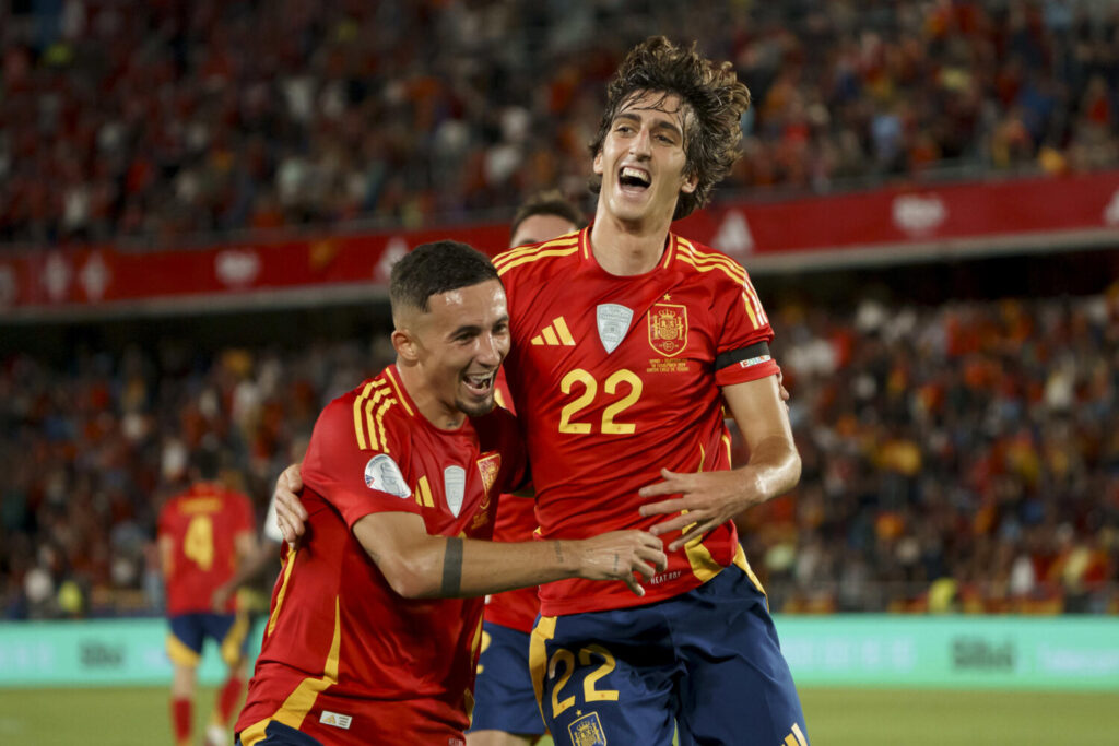 España – Suiza en el Heliodoro Rodríguez López. SANTA CRUZ DE TENERIFE, 18/11/2024.- El jugador de la selección española, Bryan Gil (i), con el delantero de la selección española, Yeremy Pino (i), celebra un gol ante la selección de Suiza durante el encuentro de la sexta jornada de la Liga de Naciones de la UEFA disputado este lunes en el estadio Heliodoro Rodríguez López de Santa Cruz de Tenerife frente a Suiza EFE/Ramón de la Rocha