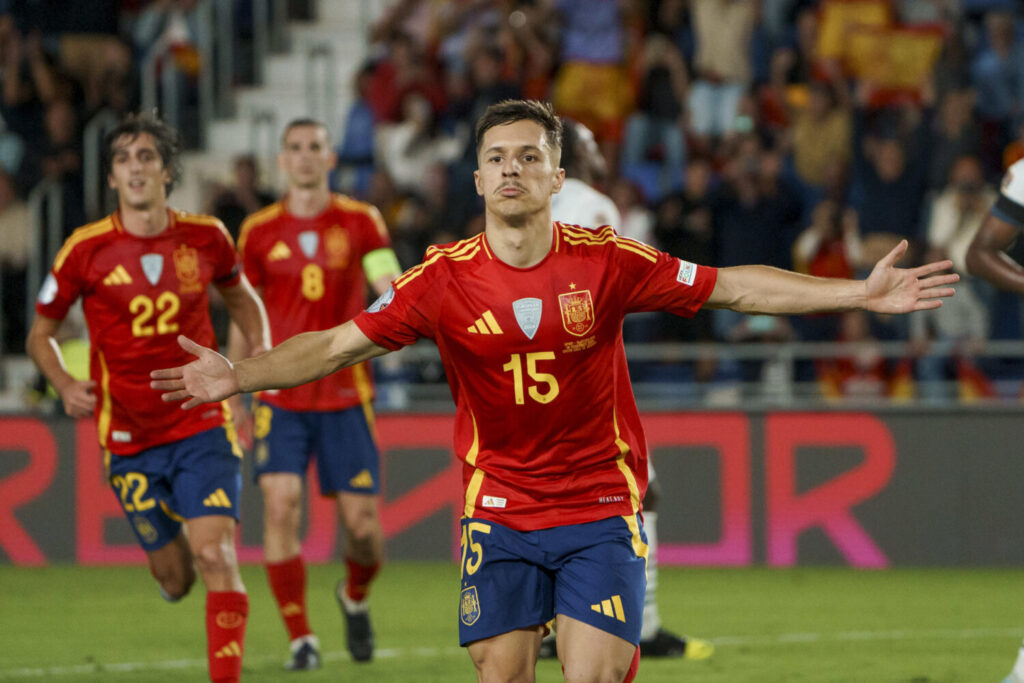 España – Suiza en el Heliodoro Rodríguez López. SANTA CRUZ DE TENERIFE, 18/11/2024.- El centrocampista de la selección española Bryan Zaragoza celebra su gol, tercero de España, durante el encuentro de la sexta jornada de la Liga de Naciones de la UEFA que los combinados nacionales de España y Suiza disputan este lunes en el estadio Heliodoro Rodríguez López de Santa Cruz de Tenerife. EFE/Ramón de la Rocha
