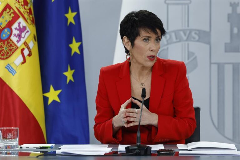 El Gobierno prevé regularizar a 900.000 migrantes en tres años