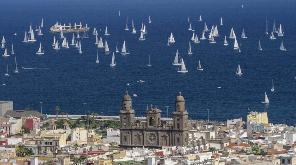 Foto de archivo de la regata de 2018 en la que se ven los veleros de la ARC por detrás del barrio de Vegueta y la catedral