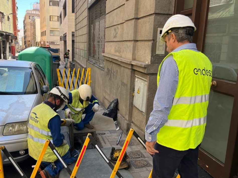 Ordenan expedientar a Endesa por cortar la luz cuatro meses a un vecino de Adeje. En una imagen de archivo, técnicos de Endesa supervisando arquetas eléctricas en Santa Cruz de Tenerife. Endesa.