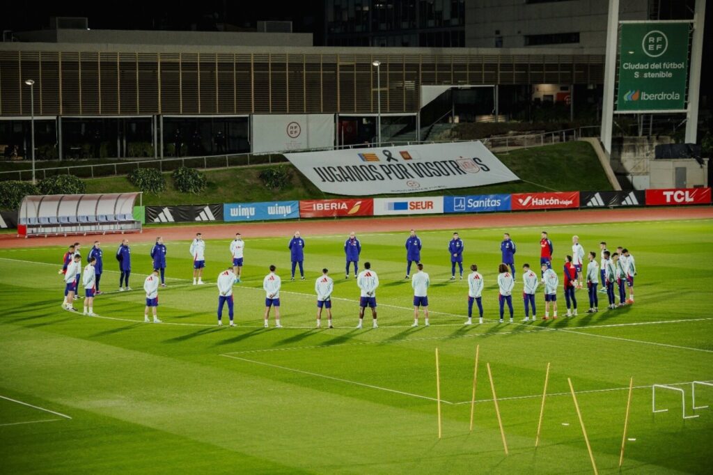 Imagen de archivo de los jugadores de la selección española guardando un minuto de silencio en recuerdo de las víctimas de la DANA antes de un entrenamiento en la Ciudad del Fútbol