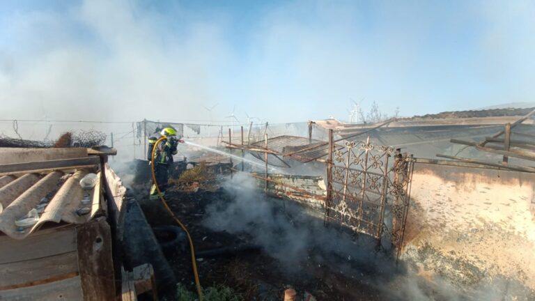 Rescatan a un hombre en Los Charcones de Yaiza
