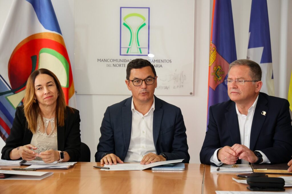 Canarias invierte en mejoras para la Mancomunidad del Norte de Gran Canaria. Pablo Rodríguez, junto a José Luis Rodríguez y Rosana Melián, durante la reunión sobre los 13 proyectos del Gobierno de Canarias en la Mancomunidad del Norte de Gran Canaria/ Gobierno de Canarias.
