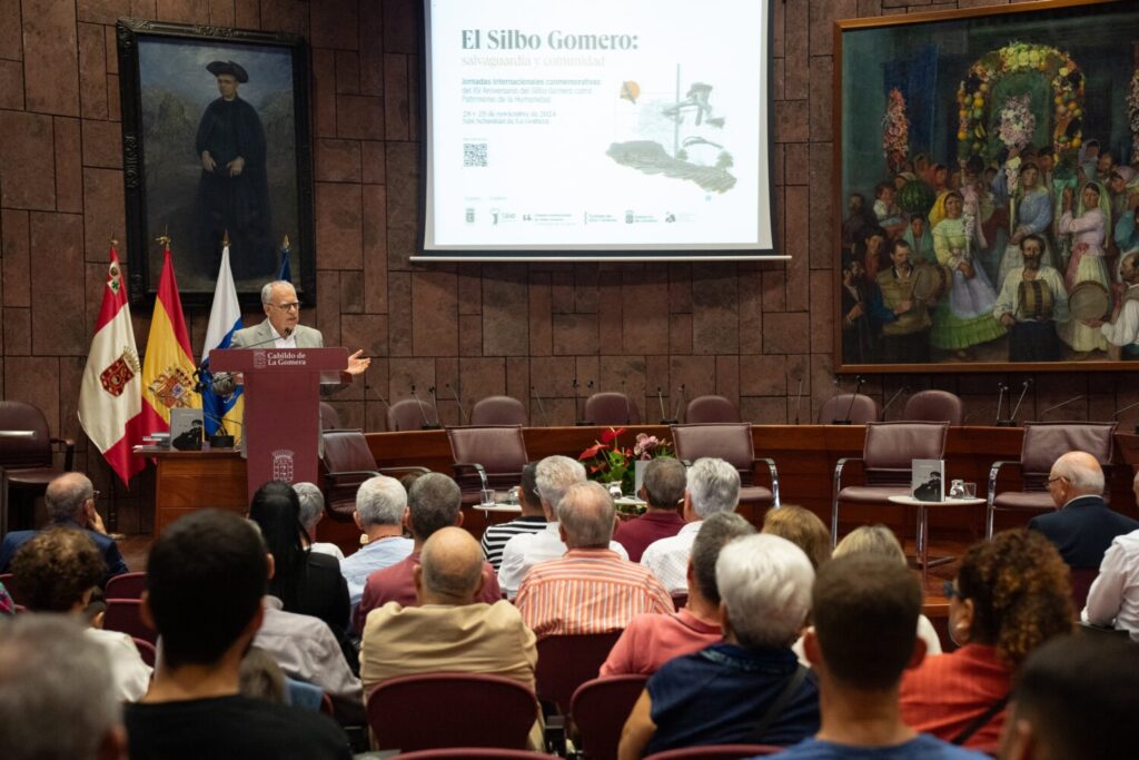 La obra del maestro silbador, Isidro Ortiz bajo la edición de Josué Ramos, es un camino por sus vivencias y una vista cronológica e histórica de La Gomera y su vida