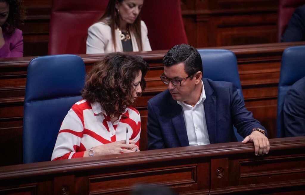 La consejera de Hacienda, Matilde Asián, y el Consejero de Obras Públicas, Vivienda y Movilidad, Pablo Rodríguez. Imagen: Gobierno de Canarias