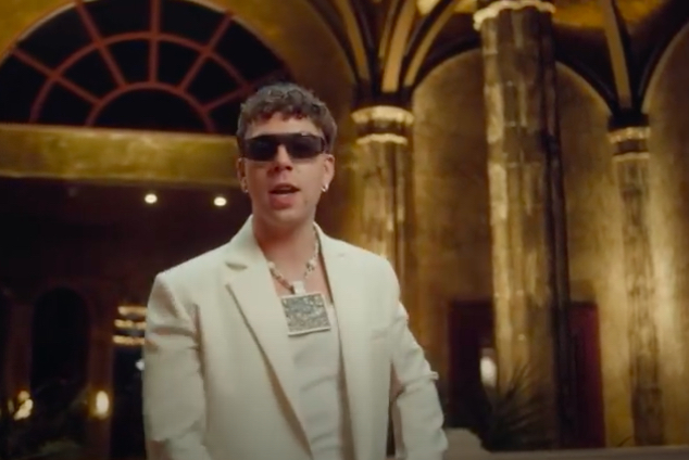 Fotograma del videoclip 'Iguales', tema incluido en el nuevo álbum de Quevedo, 'Buenas noches'