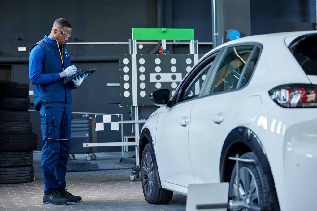 Un operario realiza la ITV a un vehículo/Foto de archivo