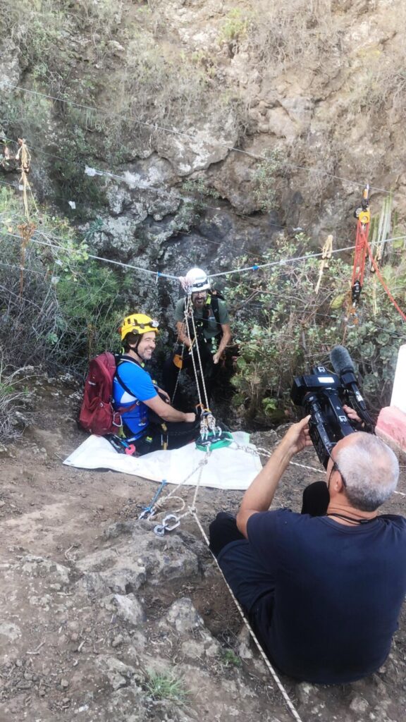 Segunda intervención arqueológica en la Sima de Jinámar. Los dos arqueólogos del Cabildo de Gran Canaria. listos para descender la chimenea volcánica que tiene unos 80m de profundidad/ RTVC.