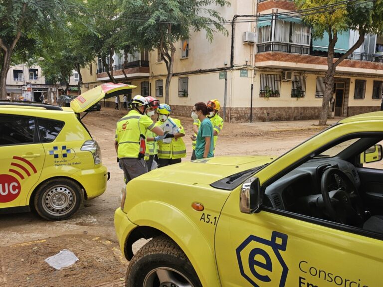 Los equipos de emergencias de Canarias trabajan en Alfafar