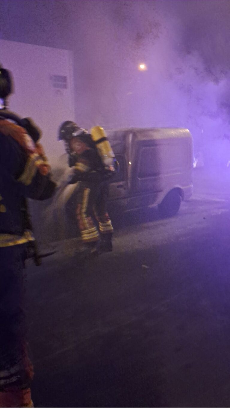 Un incendio deja calcinado un coche en Lanzarote